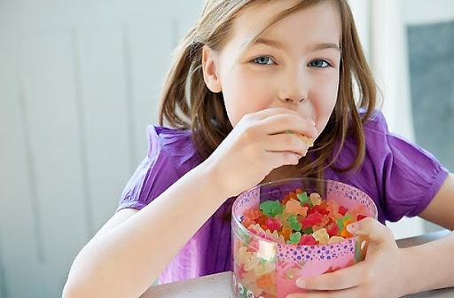 Tặng bánh kẹo & thực phẩm dinh dưỡng cho trẻ dịp Tết
